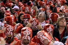Los Angeles Angels fans channeled their inner wrestler duringa promotion to set a world record for the largest gathering ofpeople wearing masks.