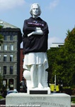Why is Christopher Columbussporting a Bill Belichickhoodie? NFL Network, in collaborationwith Boston Parksand Recreation, adorned iconicstatues in the city to celebratethe documentary series 